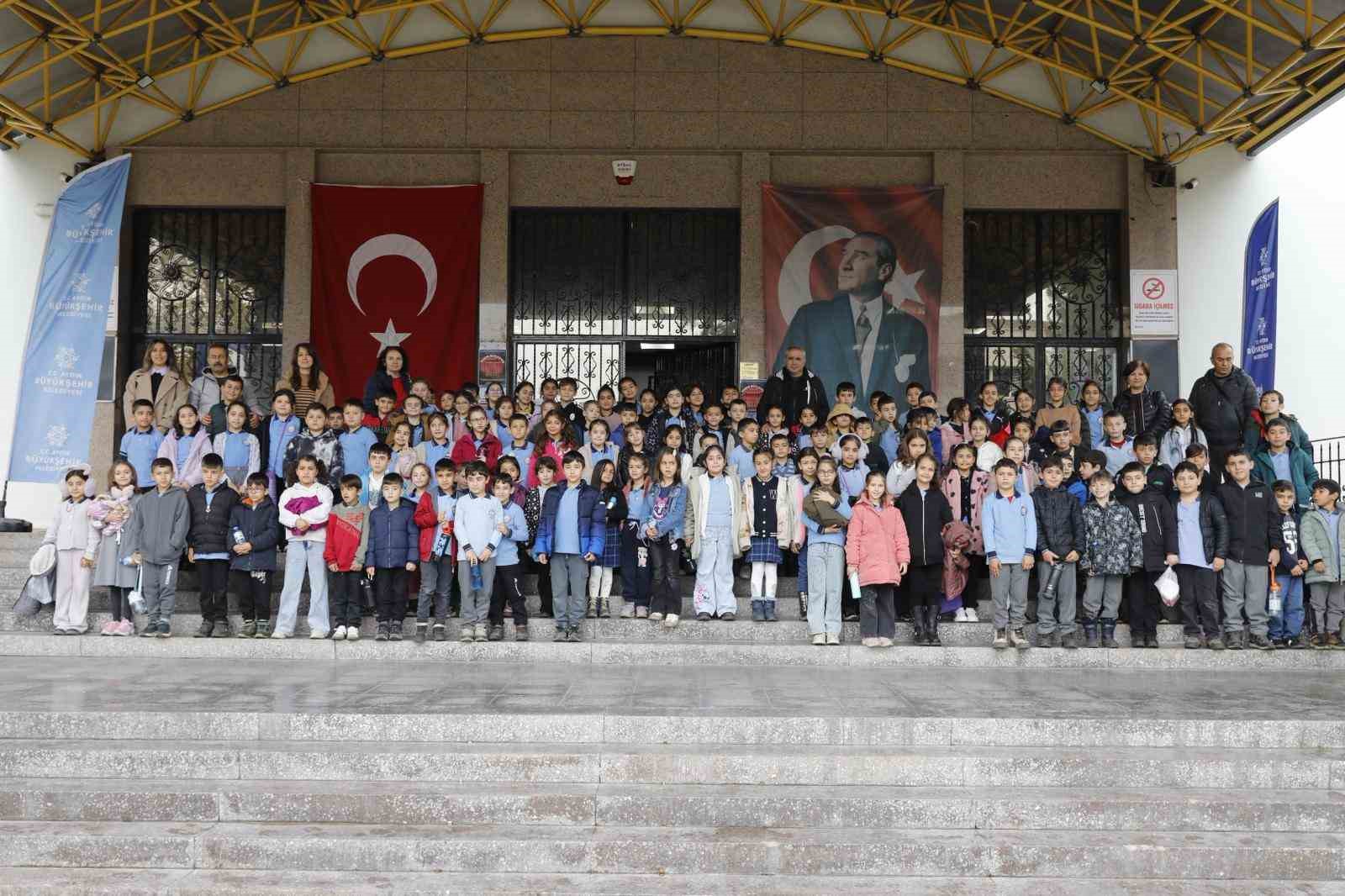 MİNİK ÖĞRENCİLER, BAŞKAN ÇERÇİOĞLU’NUN KÜLTÜR ATAĞIYLA TİYATROYLA BULUŞTU