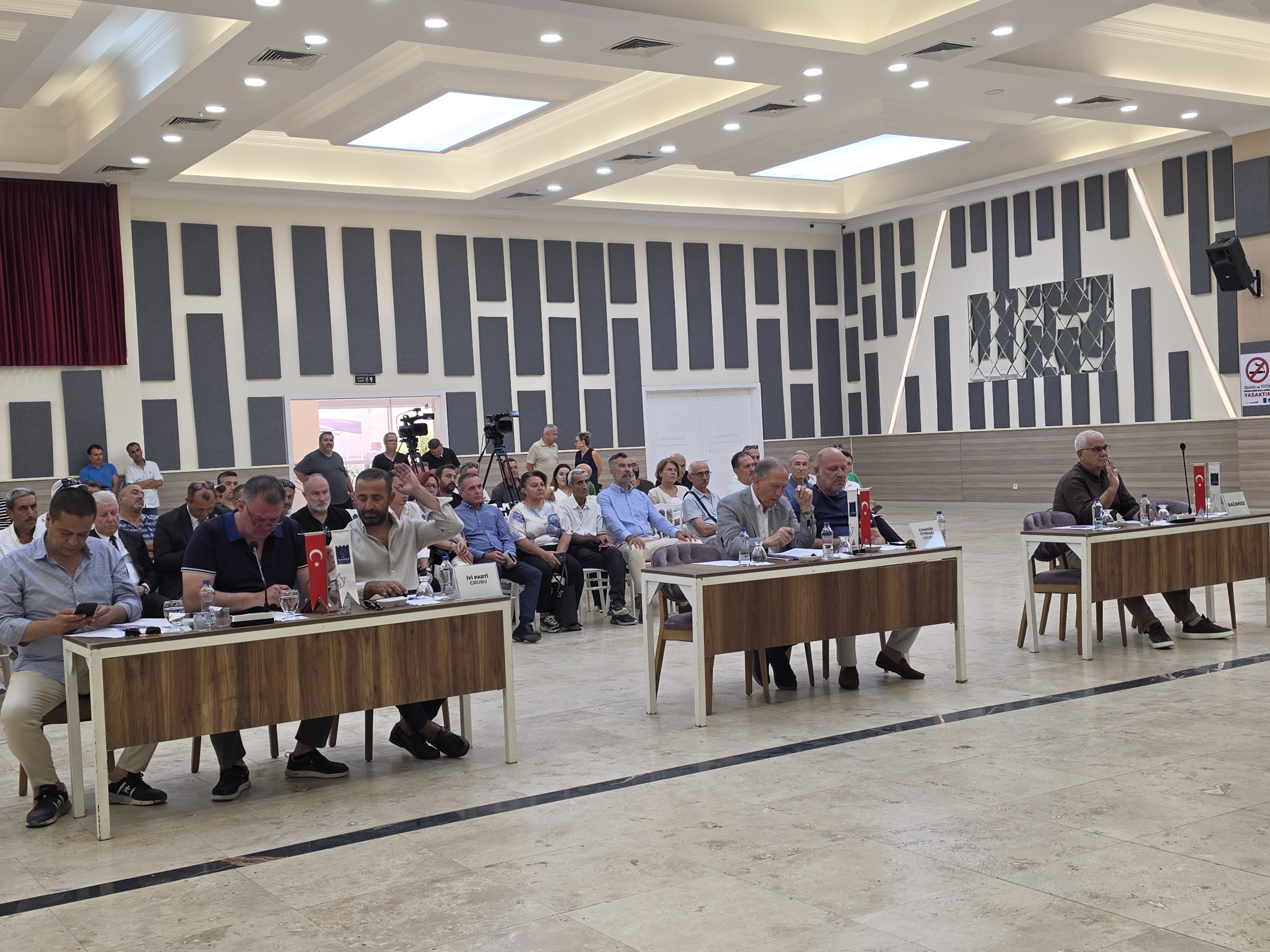 KUŞADASI BELEDİYESİ’NDE BAĞIŞ TRAFİĞİ MERCEK ALTINDA: CUMHUR İTTİFAKI’NDAN KAPSAMLI SORU ÖNERGESİ