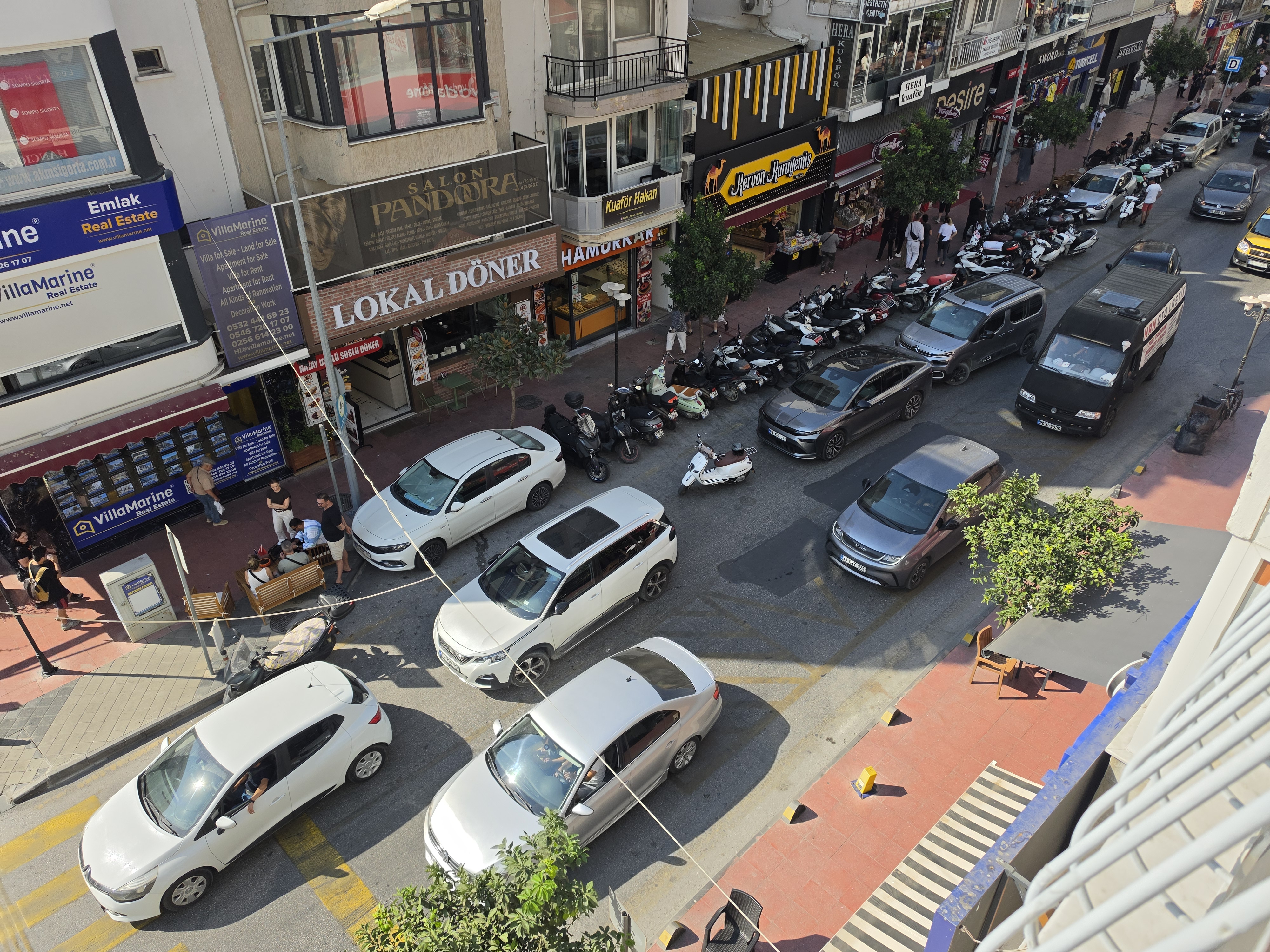KUŞADASI'NDA TRAFİK ÇIKMAZI: TEK YÖN UYGULAMASI VE KURALLARSIZ PARKLANMA HAYATI TEHLİKEYE ATIYOR