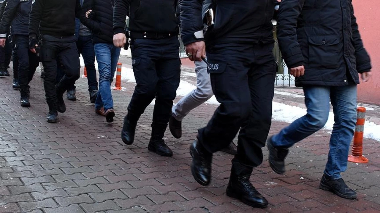 Aydın’da Uyuşturucu Operasyonu: 8 Gözaltı, 16 Sentetik Hap Ele Geçirildi