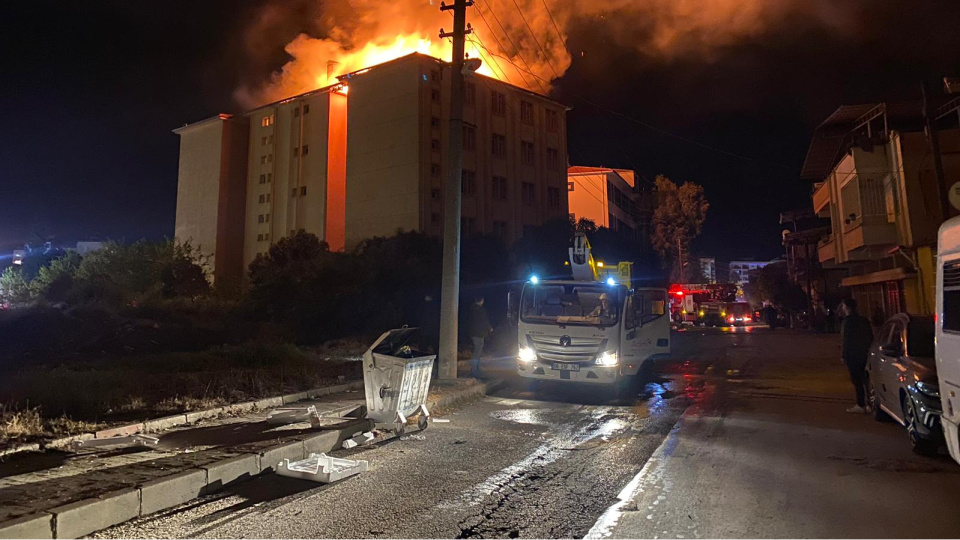 ​NAZİLLİ FEN LİSESİ'NDE KORKUTAN YANGIN: 46 ÖĞRENCİ TAHLİYE EDİLDİ