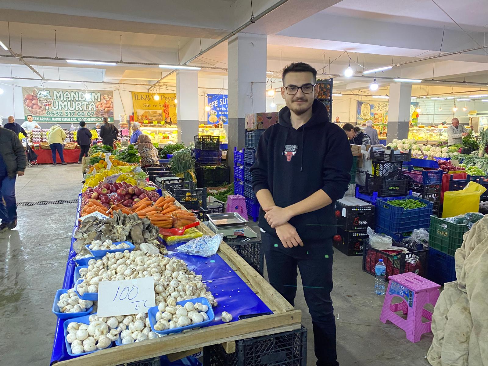 KUŞADASI CUMA PAZARINDA UMUTSUZLUK HAKİM: VATANDAŞ DA ESNAF DA AYNI DERTTE