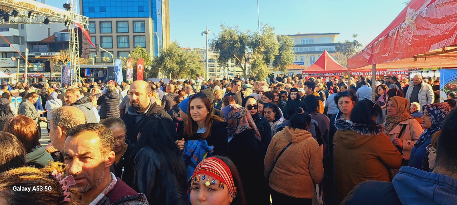 Kuşadası'nda Hamsi Festivali Coşkusu: 50 Bin Kişi Katıldı, 2.5 Ton Hamsi Tüketildi!