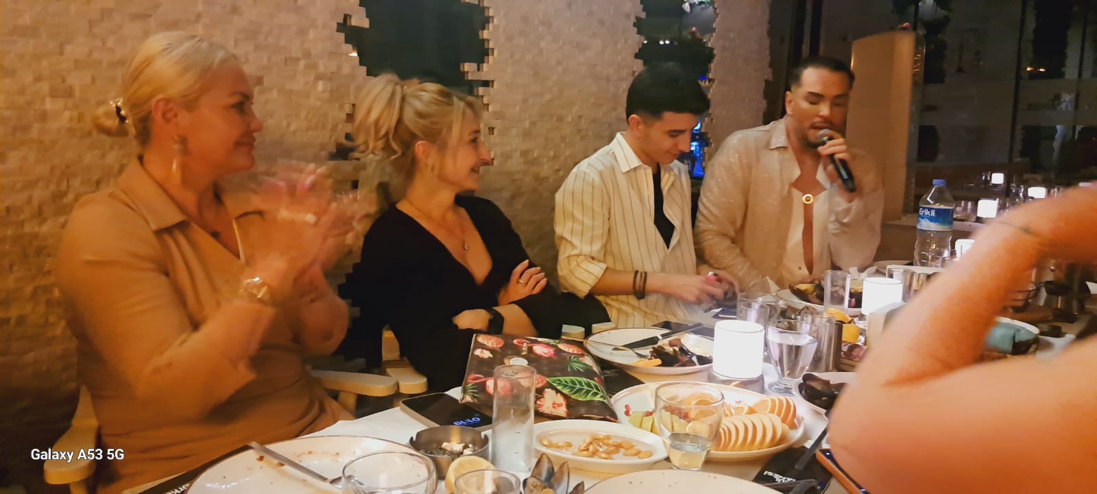 Kuşadası’nda Gece Hayatı Patladı: Sahillerde Müzik, Sokaklarda Coşku, Mekânlarda Yer Kalmadı!