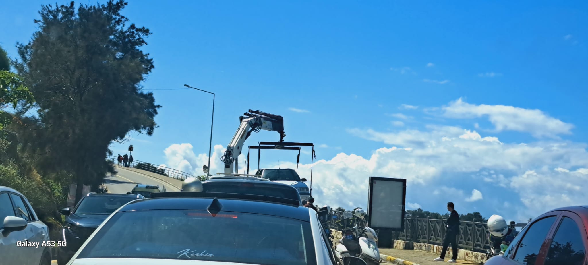 Kuşadası’nda Yaz Trafiği Alarm Veriyor: Kaldırımlar Araçlarla Doldu, Çekici Devrede