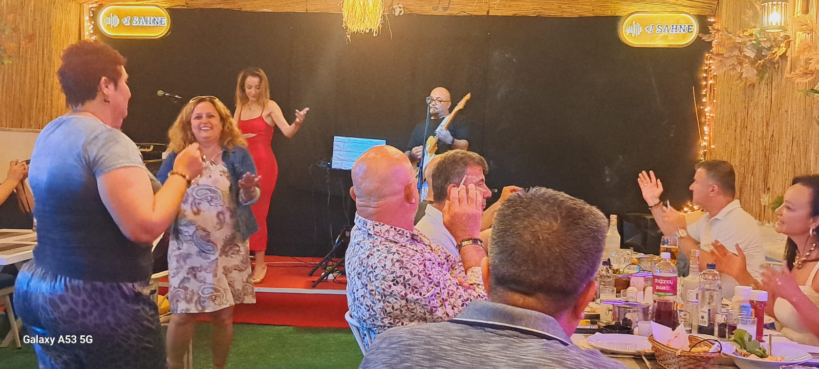 Kuşadası’nda Müzik, Lezzet ve Eğlence Zirvede: Pera Balık’ta Geceye Damga Vuran Performans!