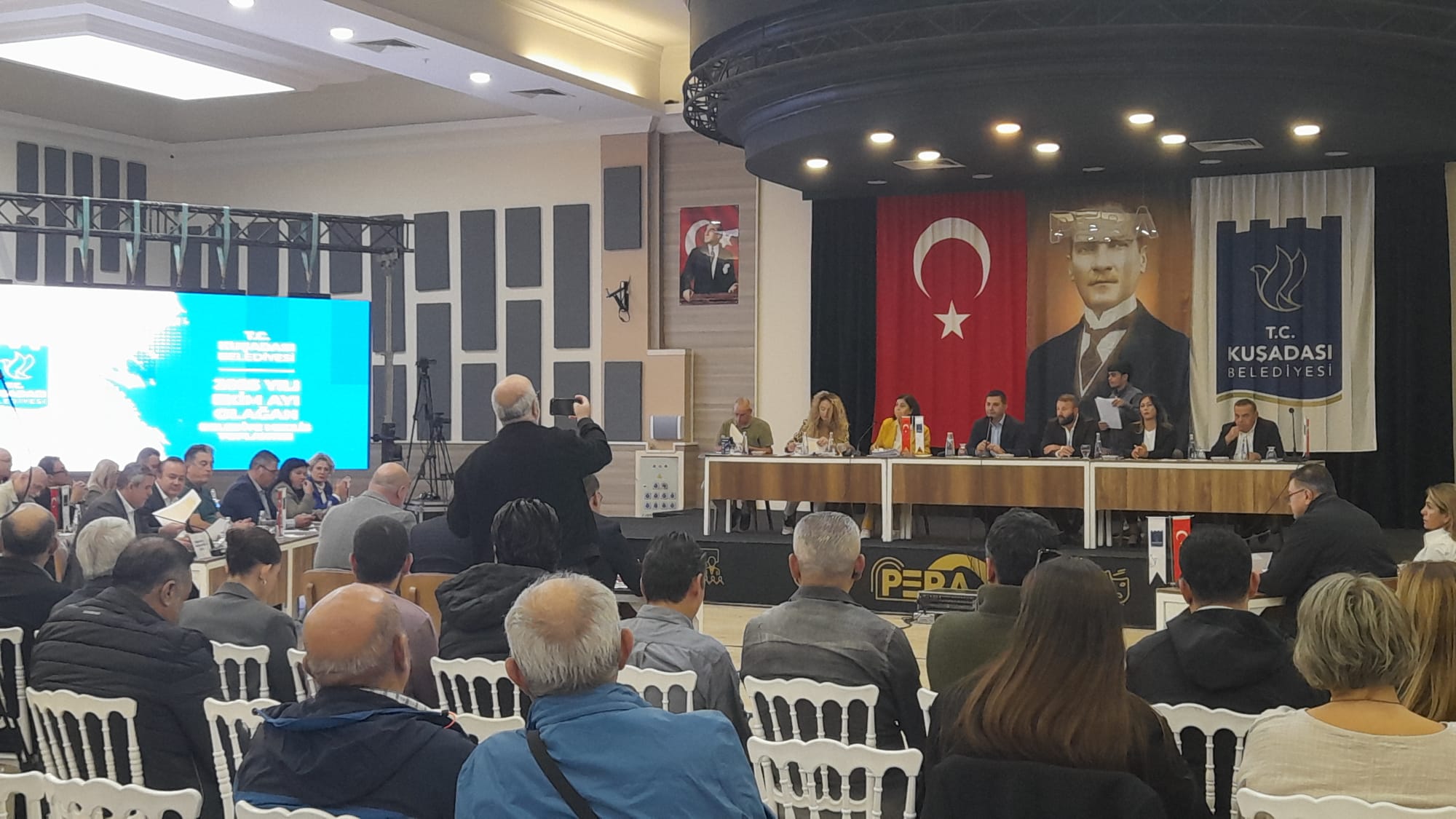 Kuşadası Meclisi’nde Gerginlik ve Sosyal Kararlar: Yardım Projeleri Tartışmaların Gölgesinde Kaldı