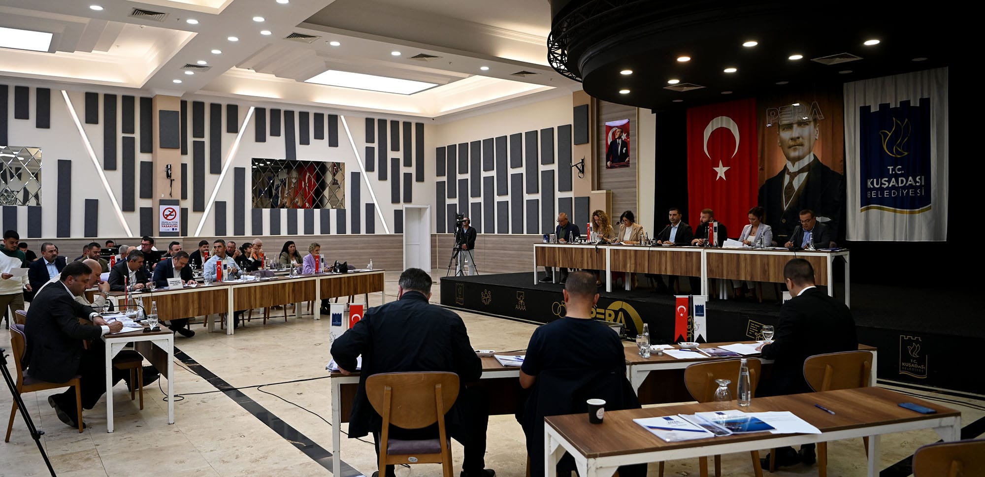 Kuşadası Meclisi’nde Mikrofonlar Kesildi: “Peşkeş” Sözü Ortalığı Karıştırdı!