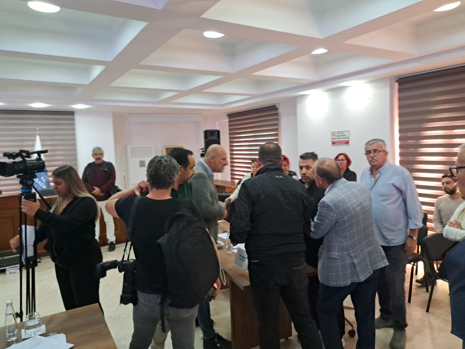 Kuşadası Meclisinde Şiddet Krizi: CHP’li Üye Birtan Tütüncü, İYİ Parti Sözcüsüne Arkadan Saldırdı