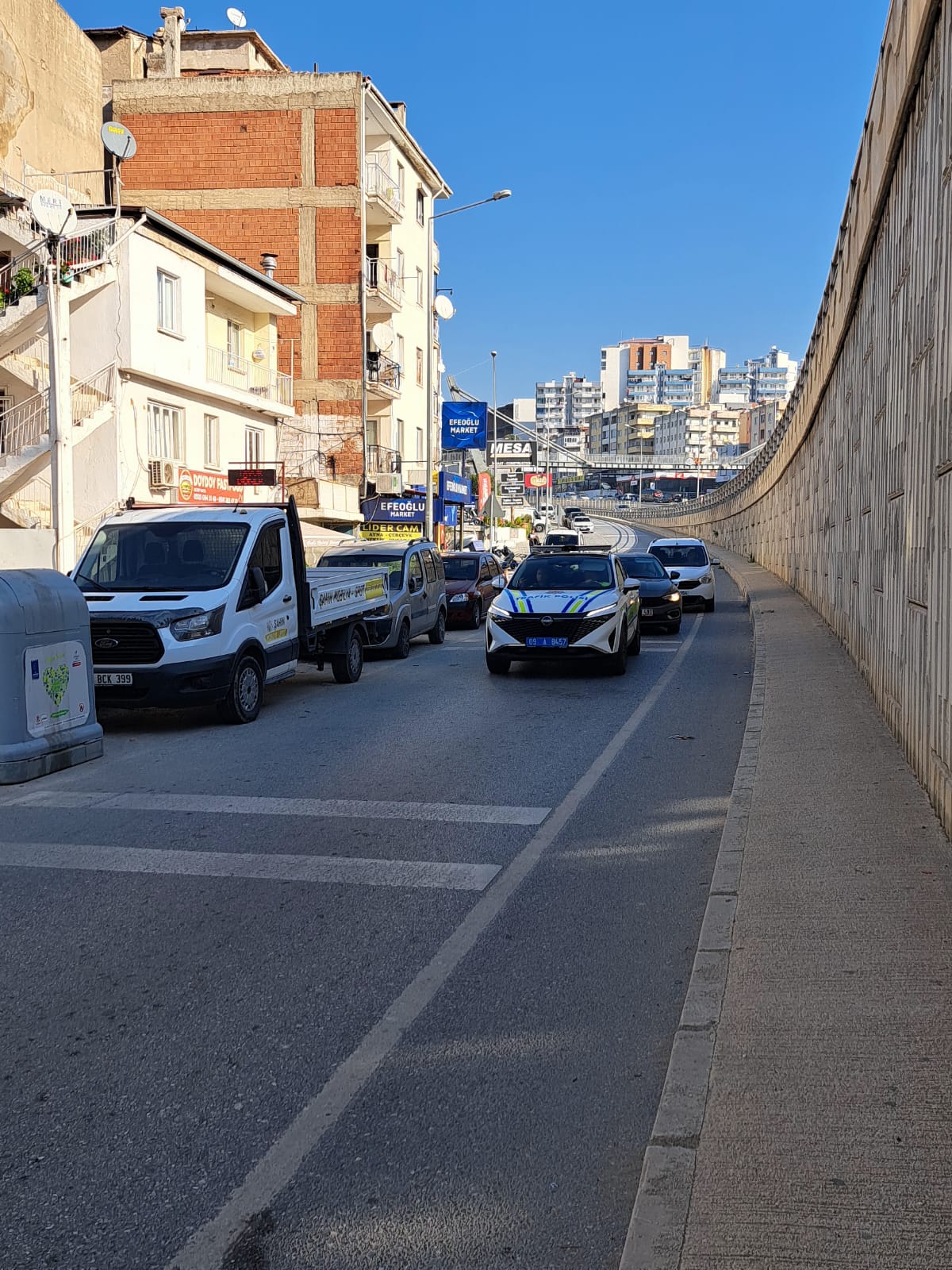 Kuşadası’nda Çevre Yolunda Park Yasağı: Trafik Ekiplerinden Anonslu Uyarı ve Yasal İşlem Başlatıldı