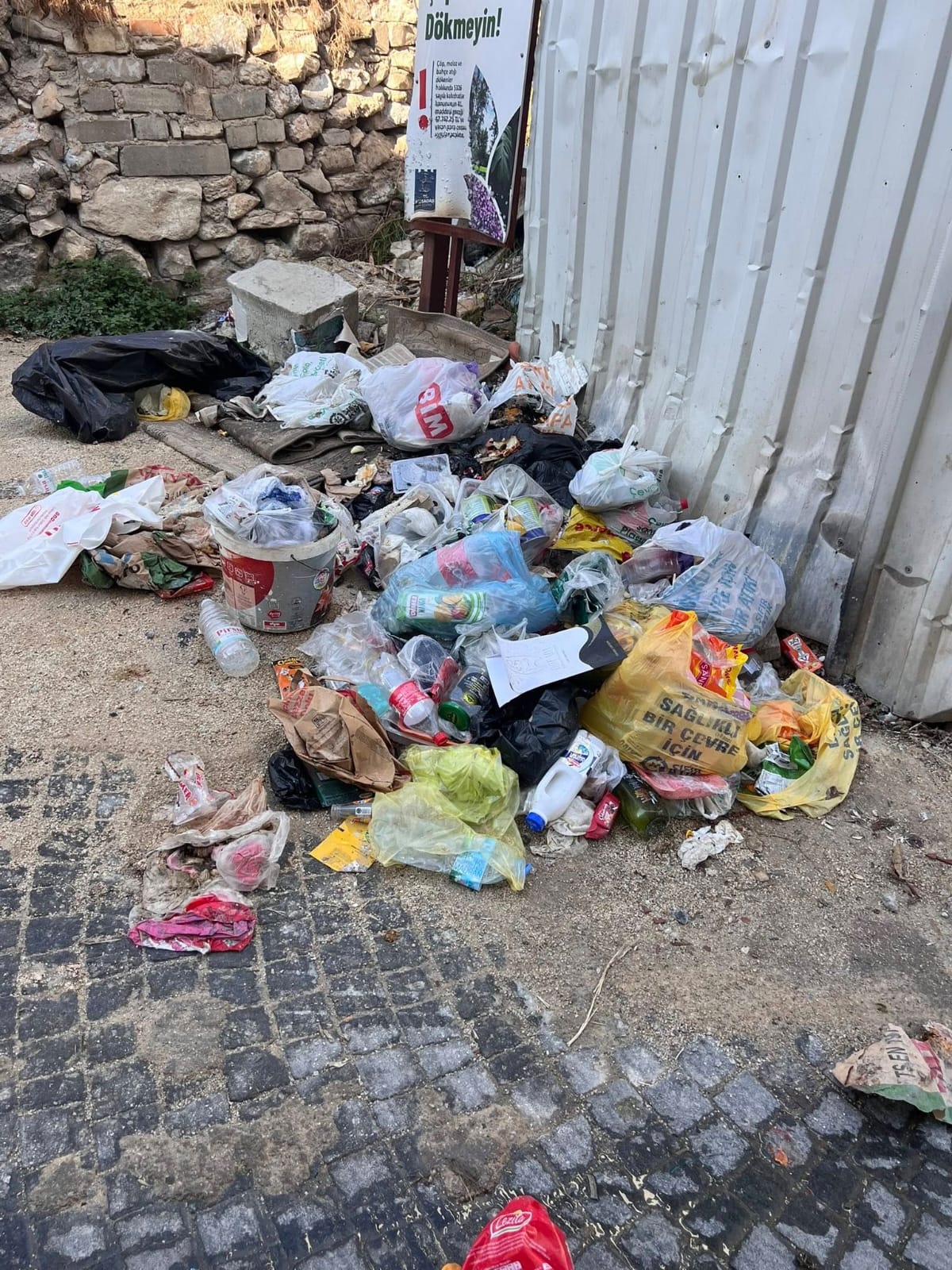 Kuşadası’nda Şok Görüntüler: Mahalle Kanalizasyon ve Çöp Yığınına Döndü!
