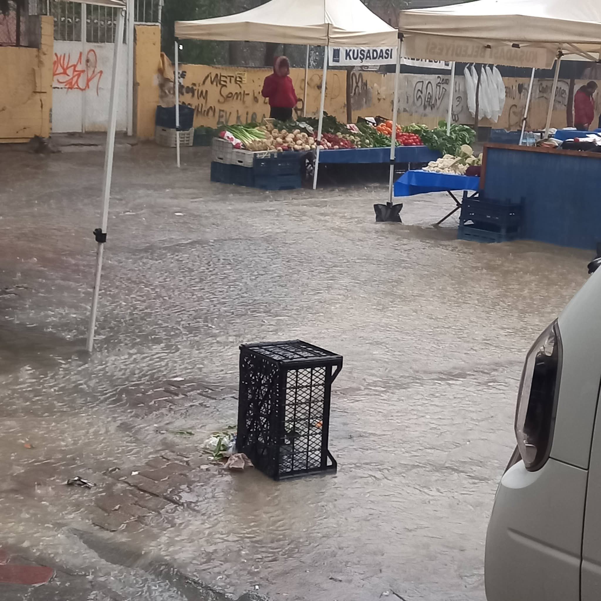 Kuşadası’nda Yağmur Bir Kez Daha Gerçeği Ortaya Çıkardı: Üretici Pazarı Göle Döndü