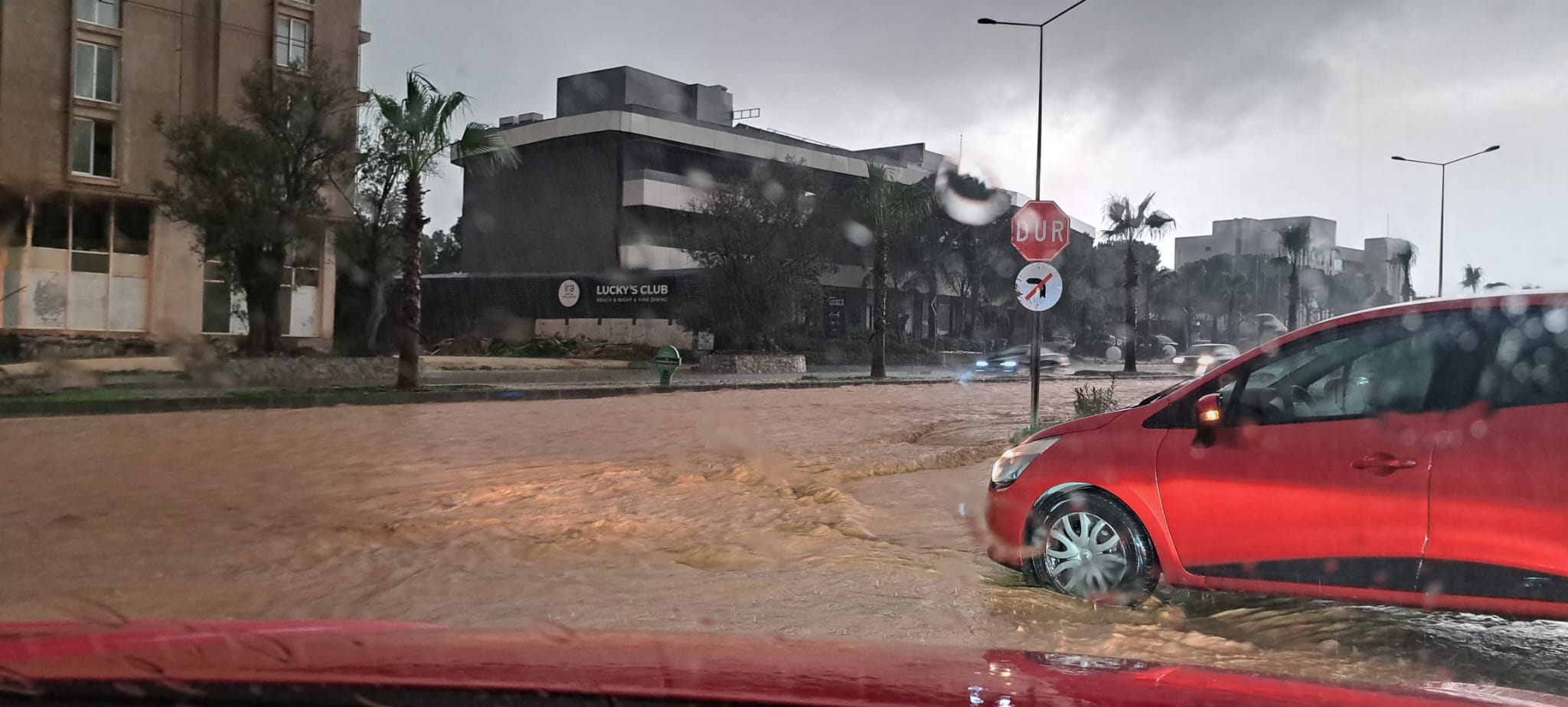 Kuşadası Yağmura Teslim Oldu: 15 Dakikalık Sağanak İlçeyi Felç Etti