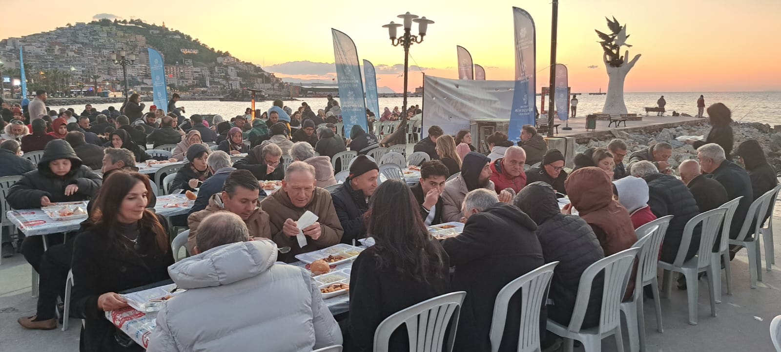 AK PARTİ KUŞADASI’NDAN YOĞUN KATILIMLI RAMAZAN İFTARI