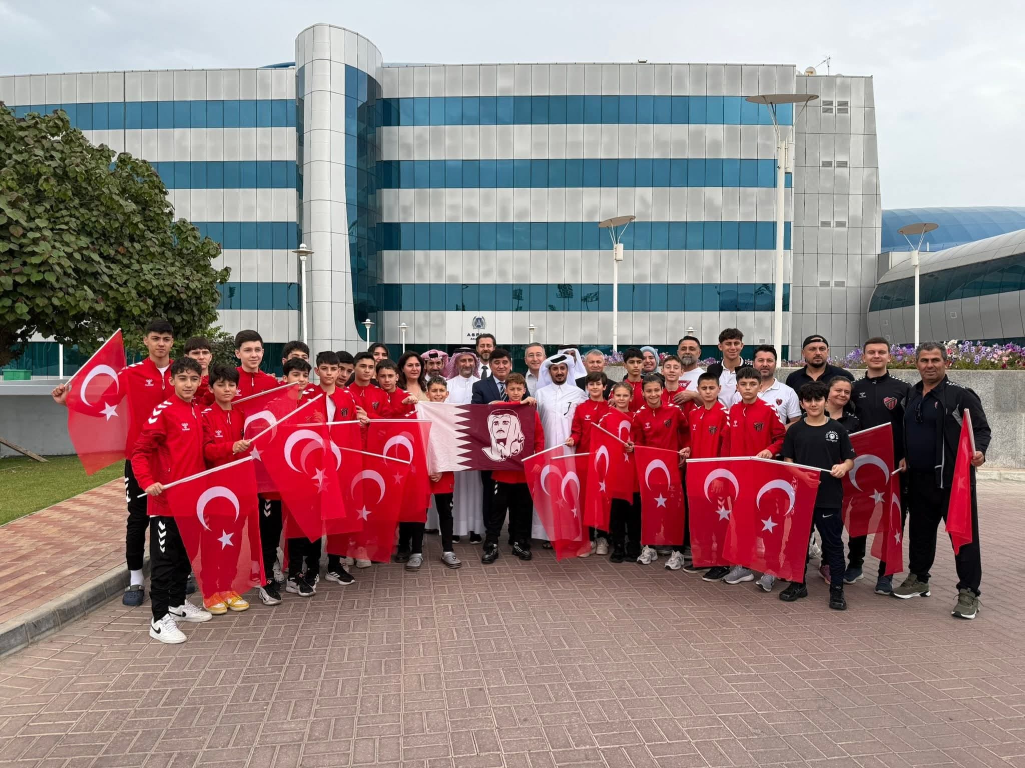 Katar’da Mahsur Kalan Kuşadalı Futbolcular Yola Çıktı