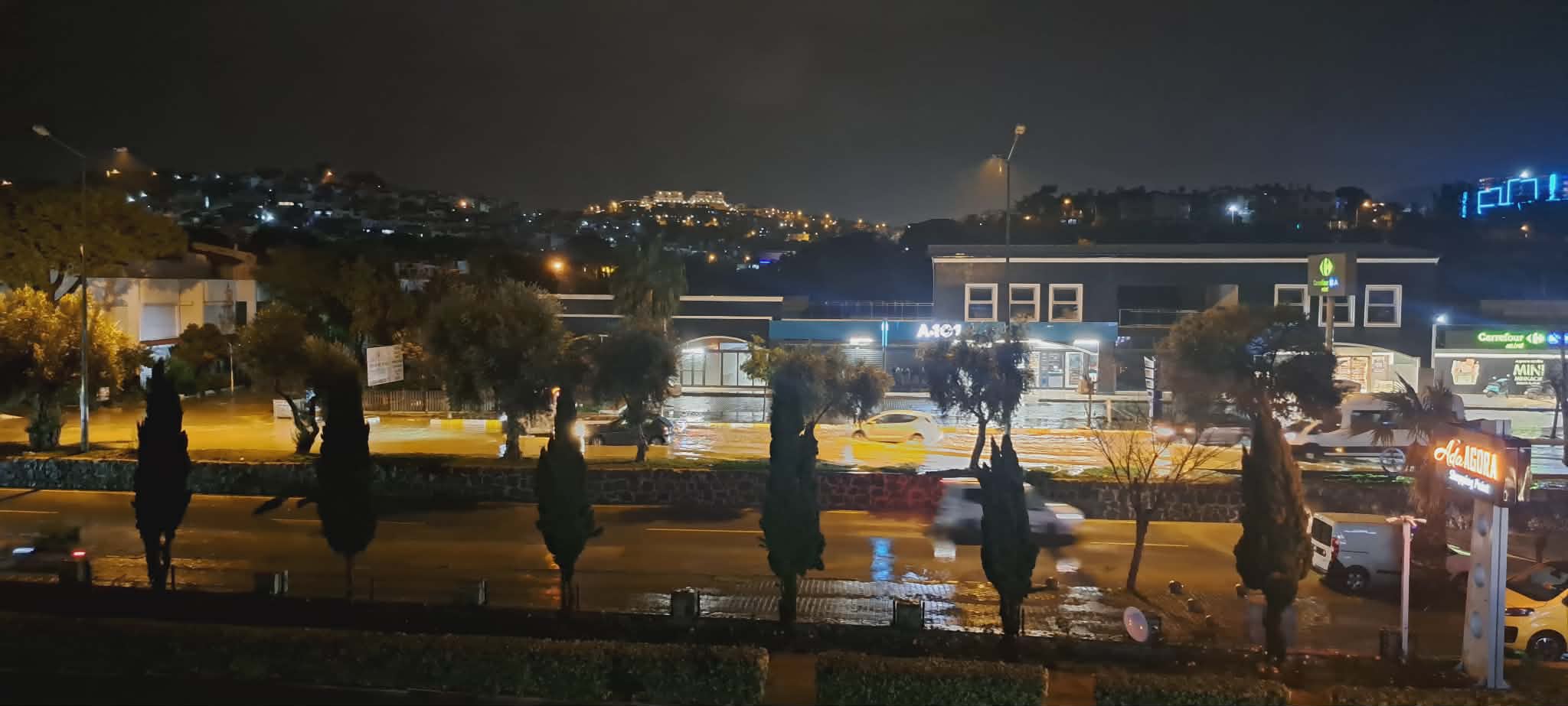 ​Kuşadası Sağanağa Teslim: Sokaklar Göle Döndü, Şehir Nefessiz Kaldı!