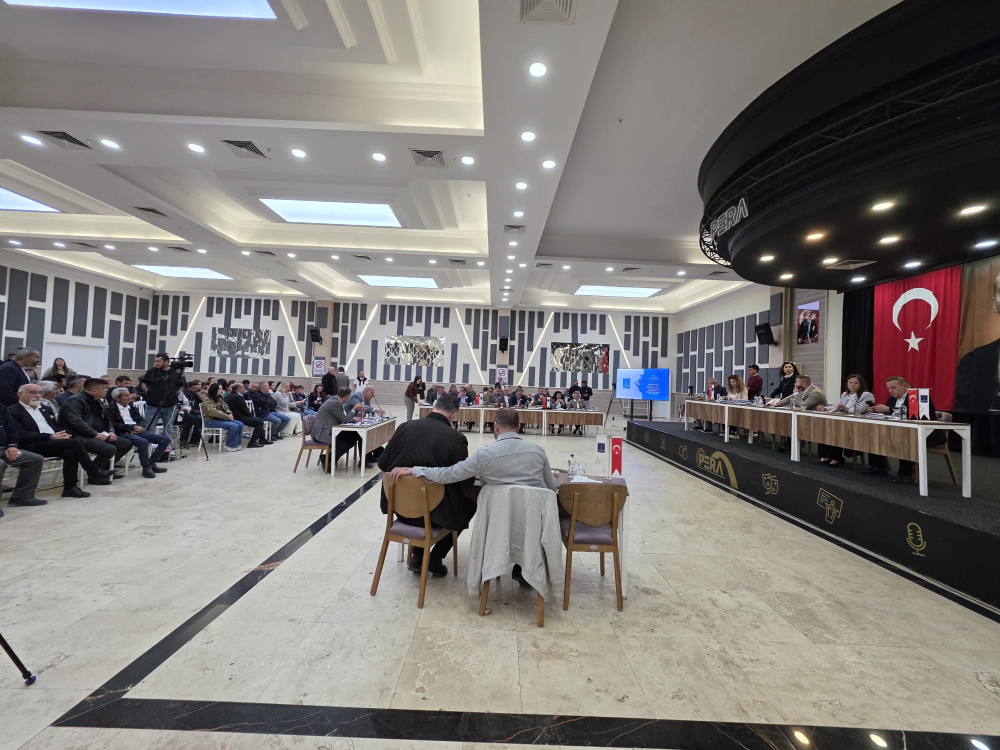 ​KUŞADASI BELEDİYE MECLİSİ’NDE ‘FAALİYET’ KRİZİ: MAAŞLAR ÖDENEMİYOR, SEÇİM BÜTÇESİ SORGULANIYOR!