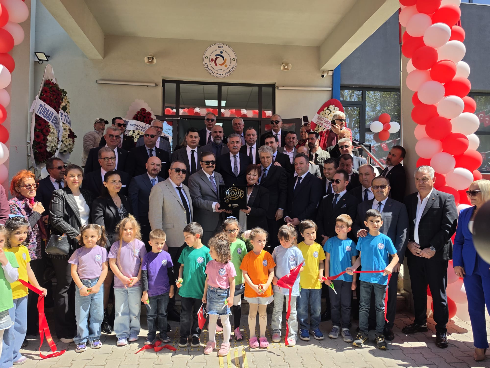 ​KUŞADASI’NDA TARİHİ GÜN: TOBB ANAOKULU AÇILDI, MİNİKLER SAHNEDE BÜYÜLEDİ