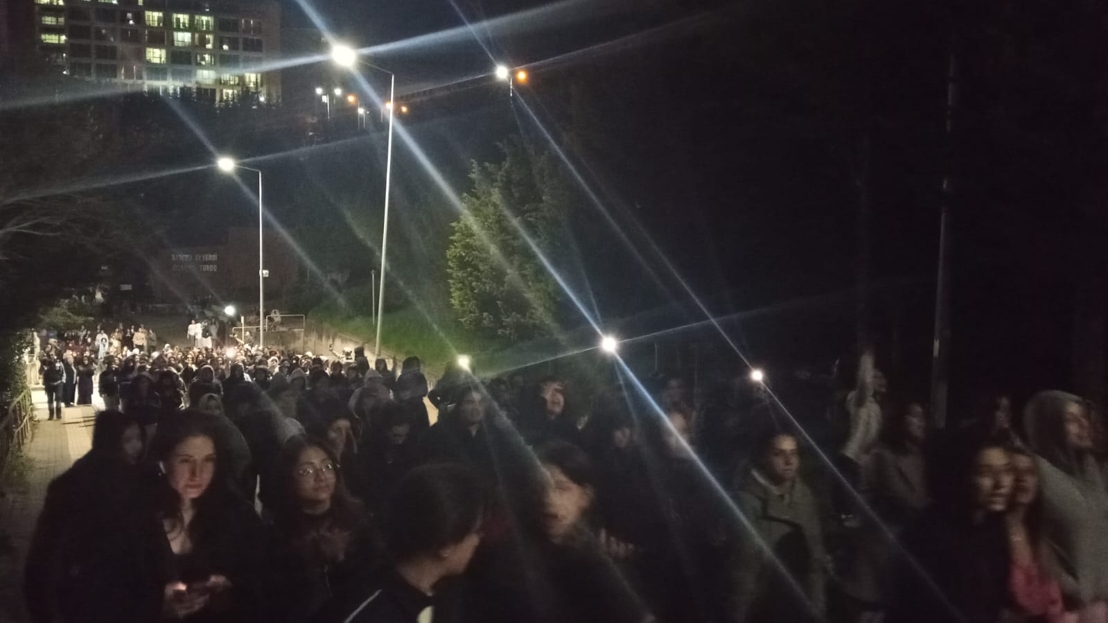 KOCAELİ’DE ÖĞRENCİ BARİKATI: KYK’DA “PİJAMALI” DİRENİŞ KAZANDI!