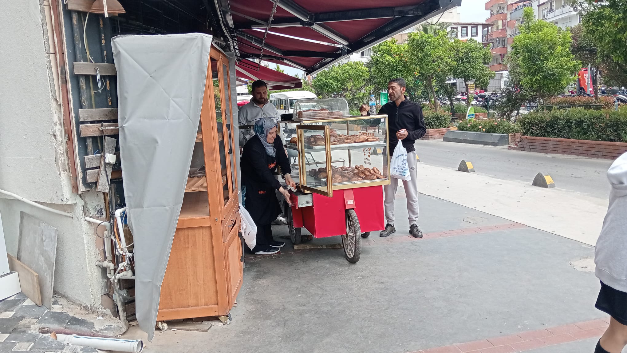 ​KUŞADASI’NDA RÜŞVET OPERASYONU DERİNLEŞİYOR: “KALİTECİ” MARKASINA MÜHÜR, İTİRAFÇILIK İDDİASI VE GÖZDAĞI TARTIŞMASI