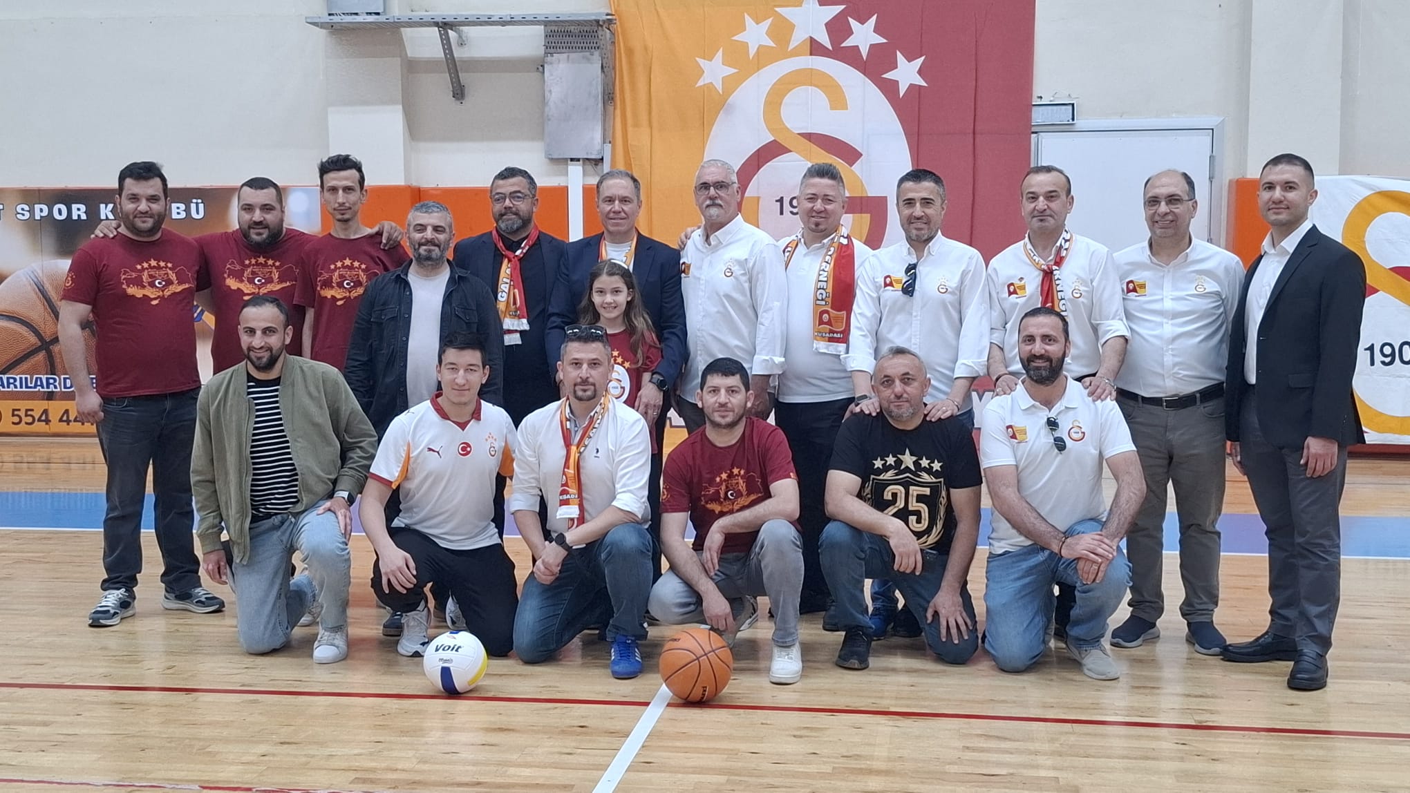 KUŞADASI’NDA SARI-KIRMIZI DAYANIŞMA: 40 OKULA SPOR VE SATRANÇ DESTEĞİ