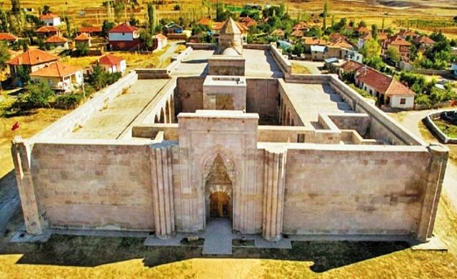 KUŞADASI’NIN TARİHİ HAZİNESİ: ÖKÜZ MEHMET PAŞA KERVANSARAYI VE VAKIF MEDENİYETİNİN GÜCÜ