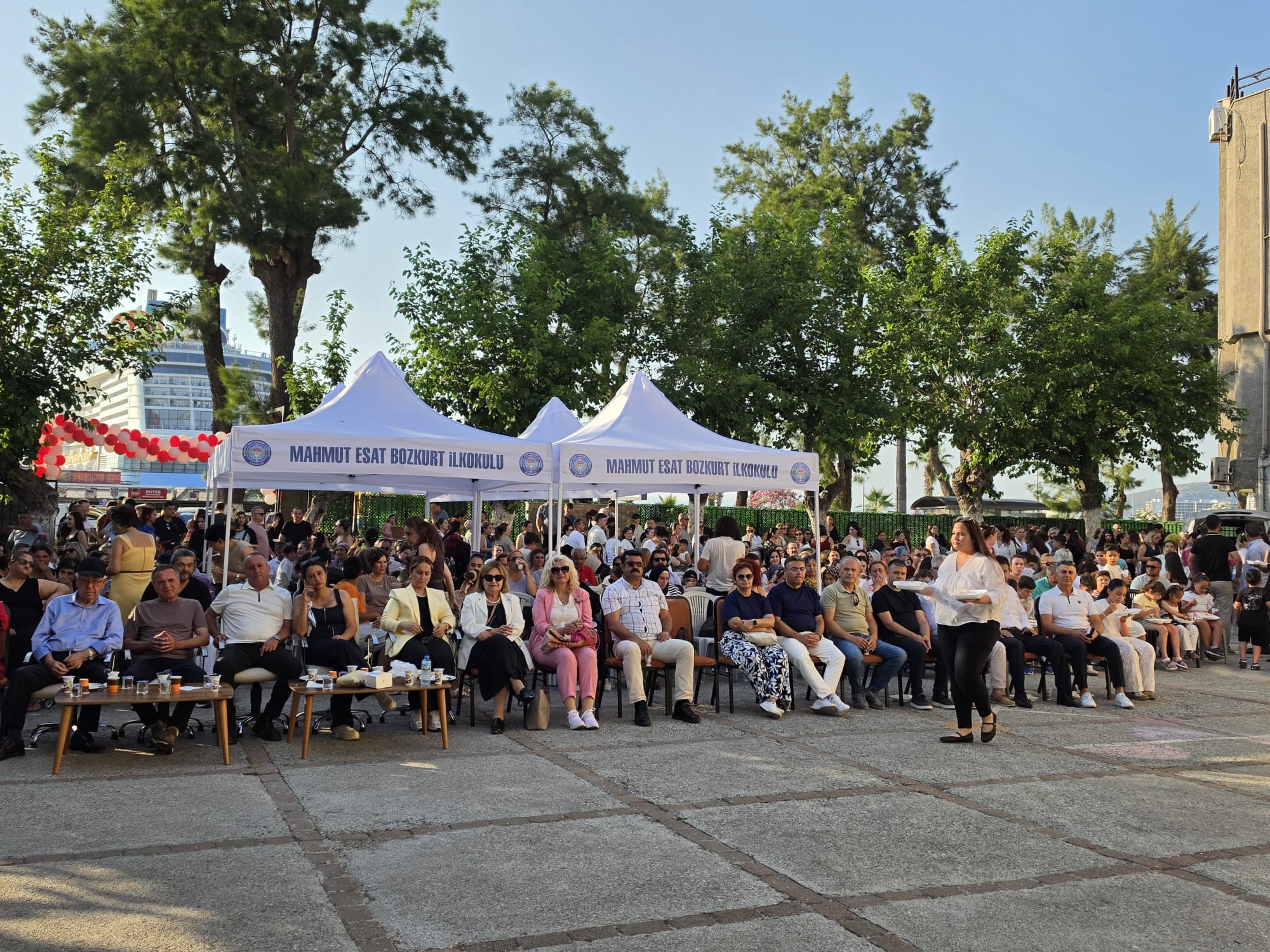 Kuşadası’nda Vefa ve Nostalji Rüzgarı: Mahmut Esat Bozkurt İlkokulu’nda 40. Yıl Buluşması