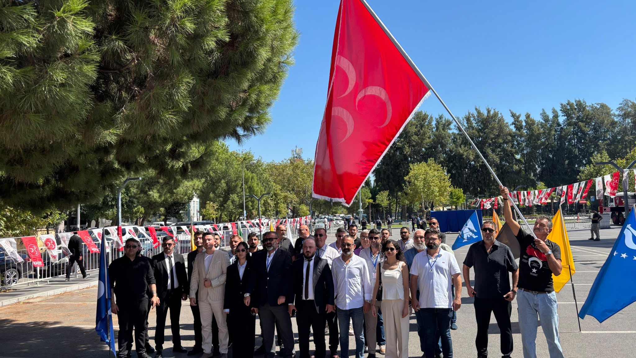 MHP KUŞADASI İLÇE BAŞKANLIĞI’NDAN İL KONGRESİNE GÖVDE GÖSTERİSİ: “DAVAMIZA BAĞLILIĞIMIZI BİR KEZ DAHA GÖSTERDİK”