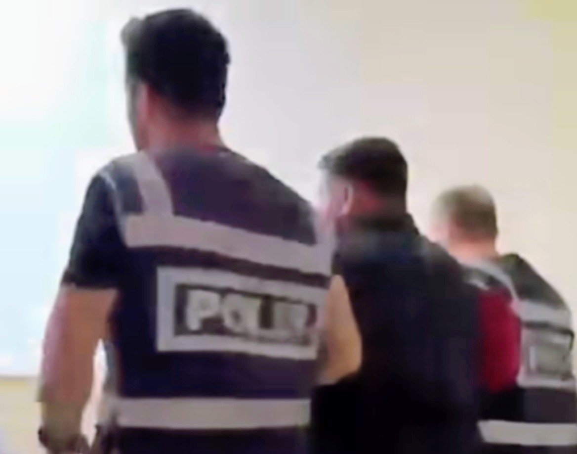 Karabağlar'da Firari Şahsa Şafak Operasyonu: 16 Yıl Cezası Bulunuyordu!