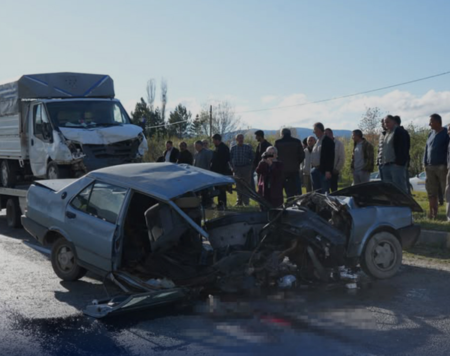 Taşköprü’de Feci Kaza: Kamyonetle Çarpışan Tofaş İkiye Bölündü, 1 Kişi Hayatını Kaybetti