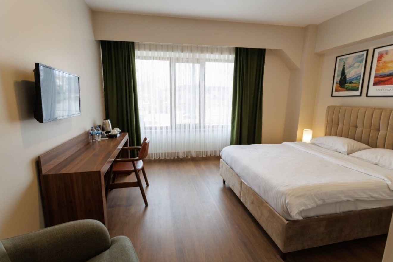 Gelibolu'da Şok Gelişme: İş İnsanı Otel Odasında Çocuklarla Yakalandı, Tutuklandı