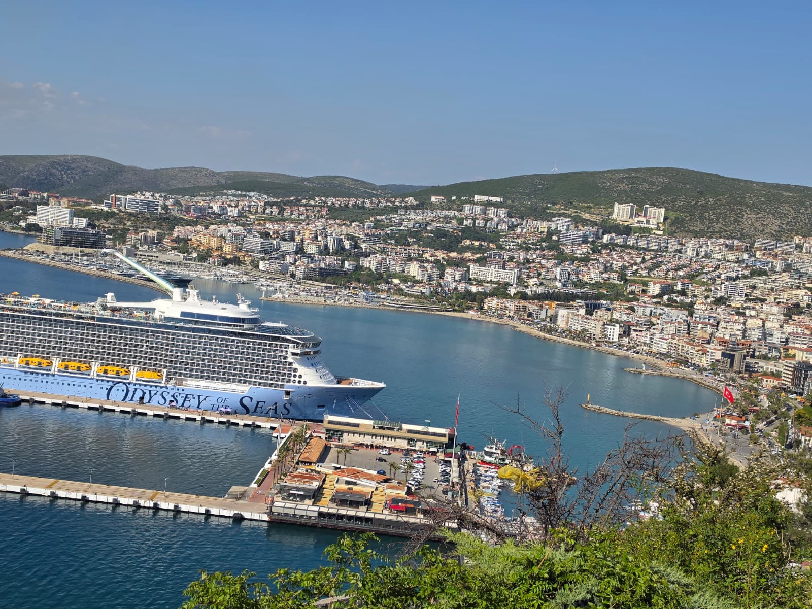 Kuşadası’na Bahamalar'dan iki kruvaziyer demir attı: 9 bin 150 turist indirdi