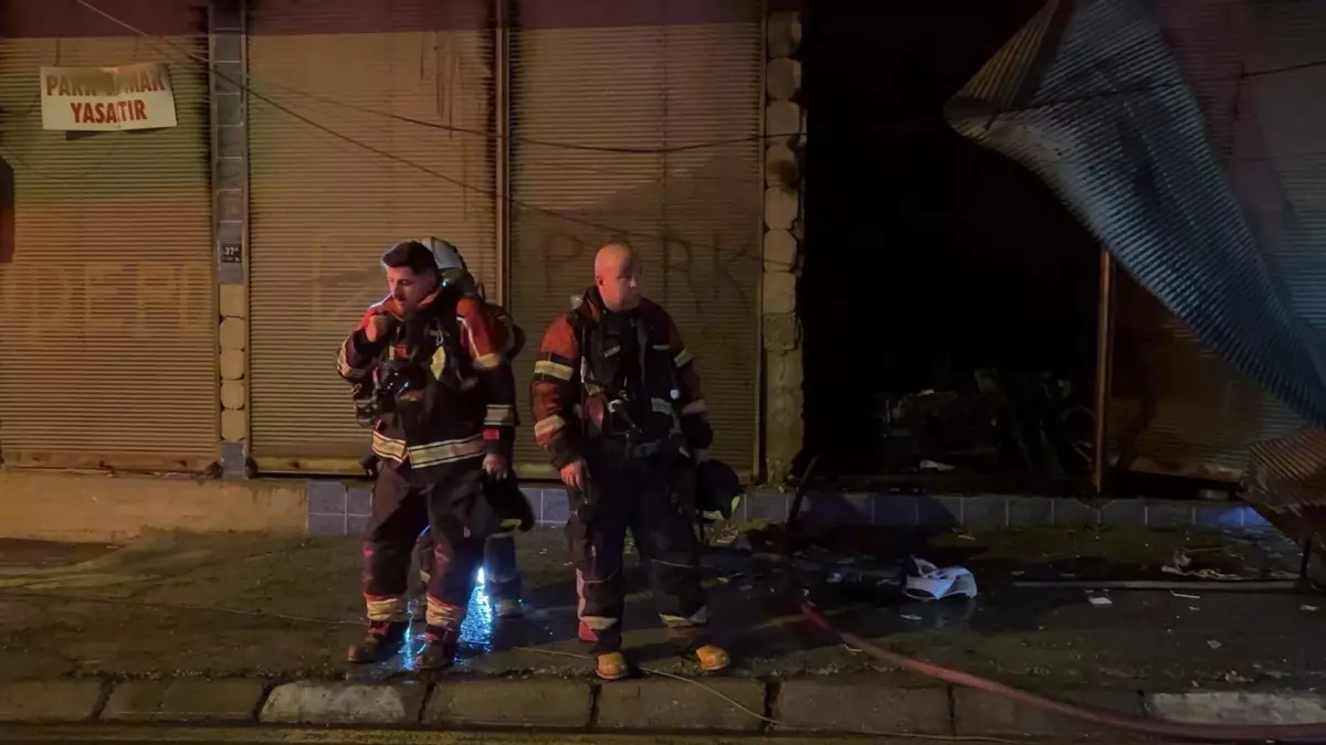 Aydın'da Depoda Yangın: 2 Kişi Kurtarıldı