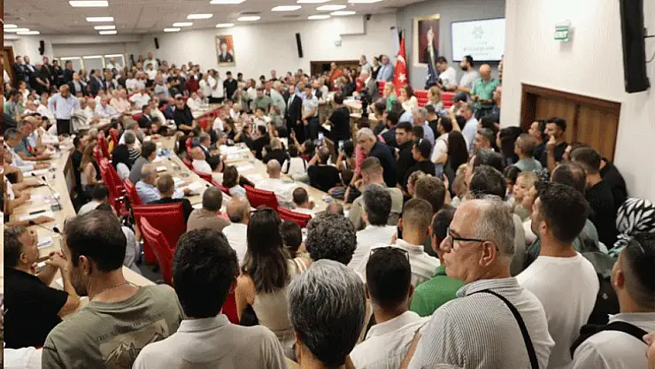 Aydın’da Siyaset Hizmetin Önüne Geçti: Meclis Bir Ay Daha Ertelendi