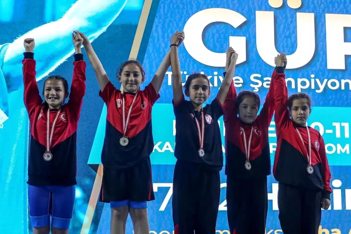 Aydınlı Genç Sporcular Güreş Türkiye Şampiyonası'nda Başarı Elde Etti
