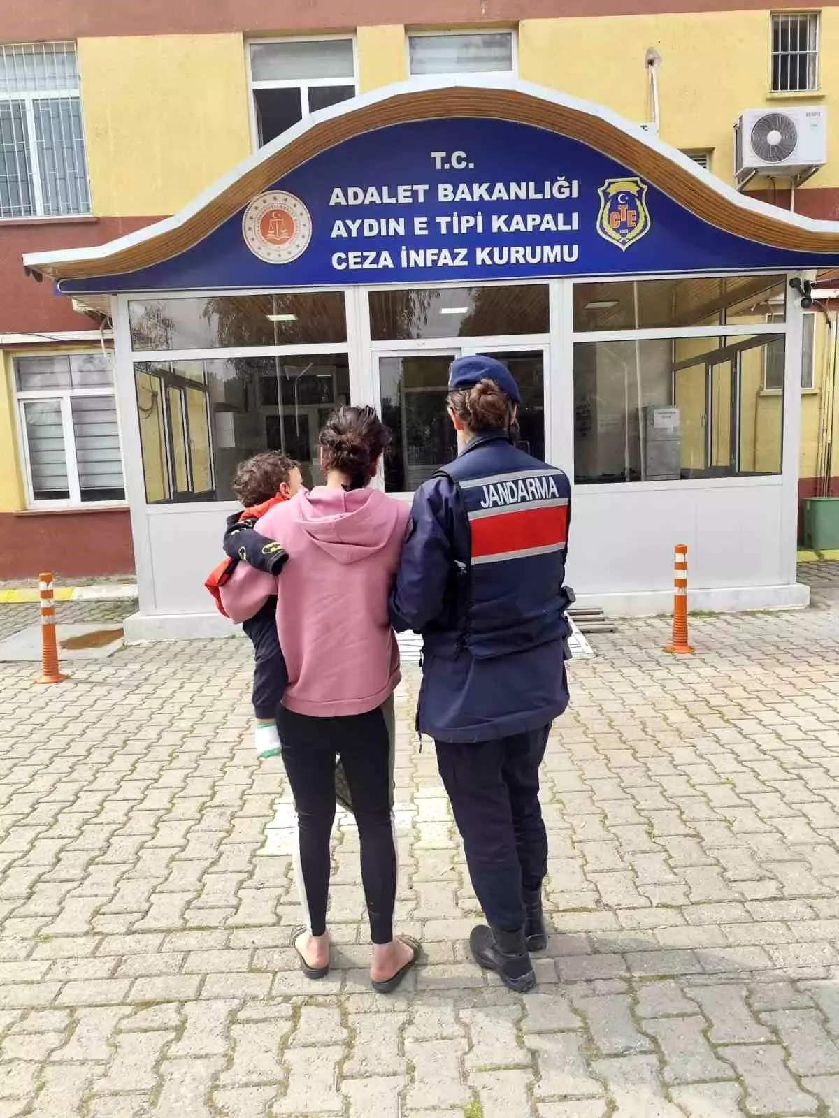 KUŞADASI'NDA Bebeğiyle Hapse Giren Kadına 7 Suç