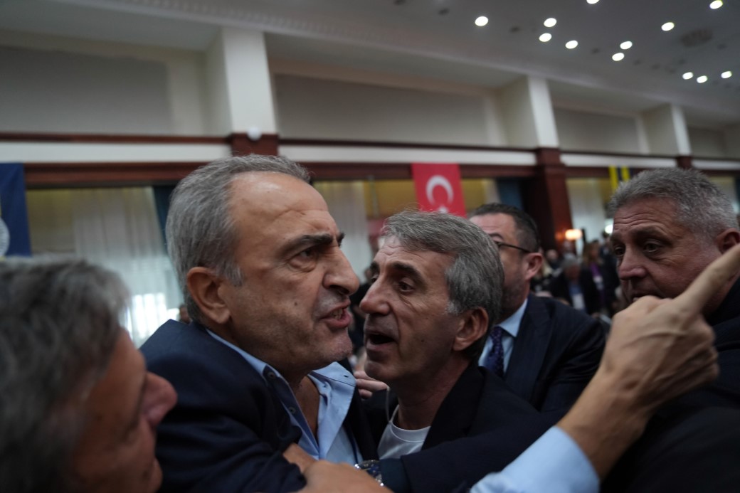 Fenerbahçe Yüksek Divan Kurulu Toplantısı’nda gerginlik