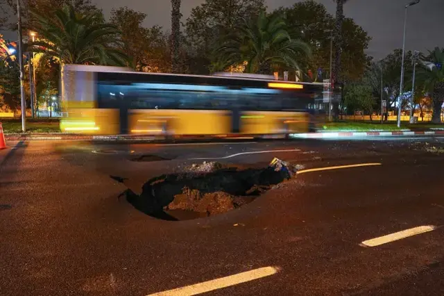 Sağanak İstanbul’u Vurdu: Yol Çöktü, Trafik Felç Oldu
