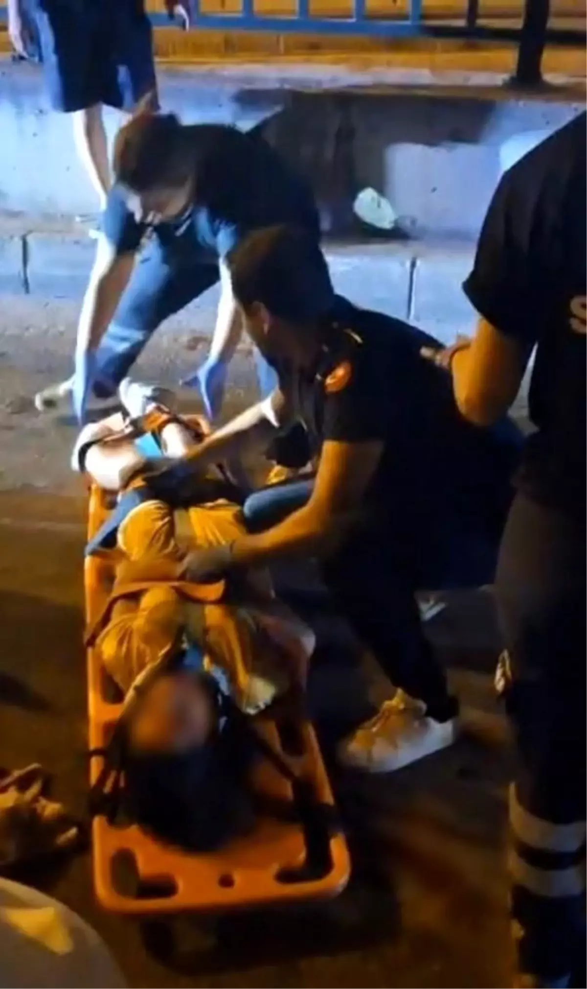 Kuşadası'nda Motosiklet Kazası: 14 Yaşındaki Kız Ağır Yaralı