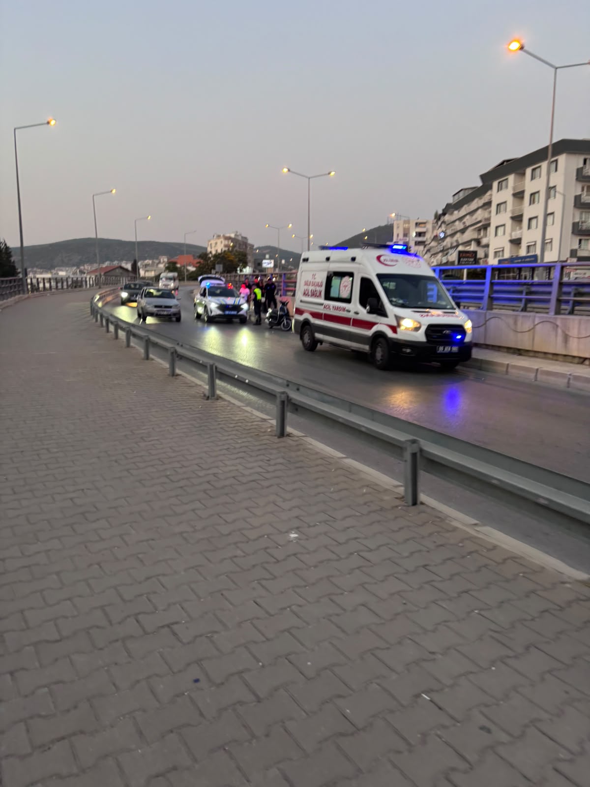 KUŞADASI'NDA OTOGAR MEVKİİNDE MOTOSİKLET KAZASI: 2 YARALI