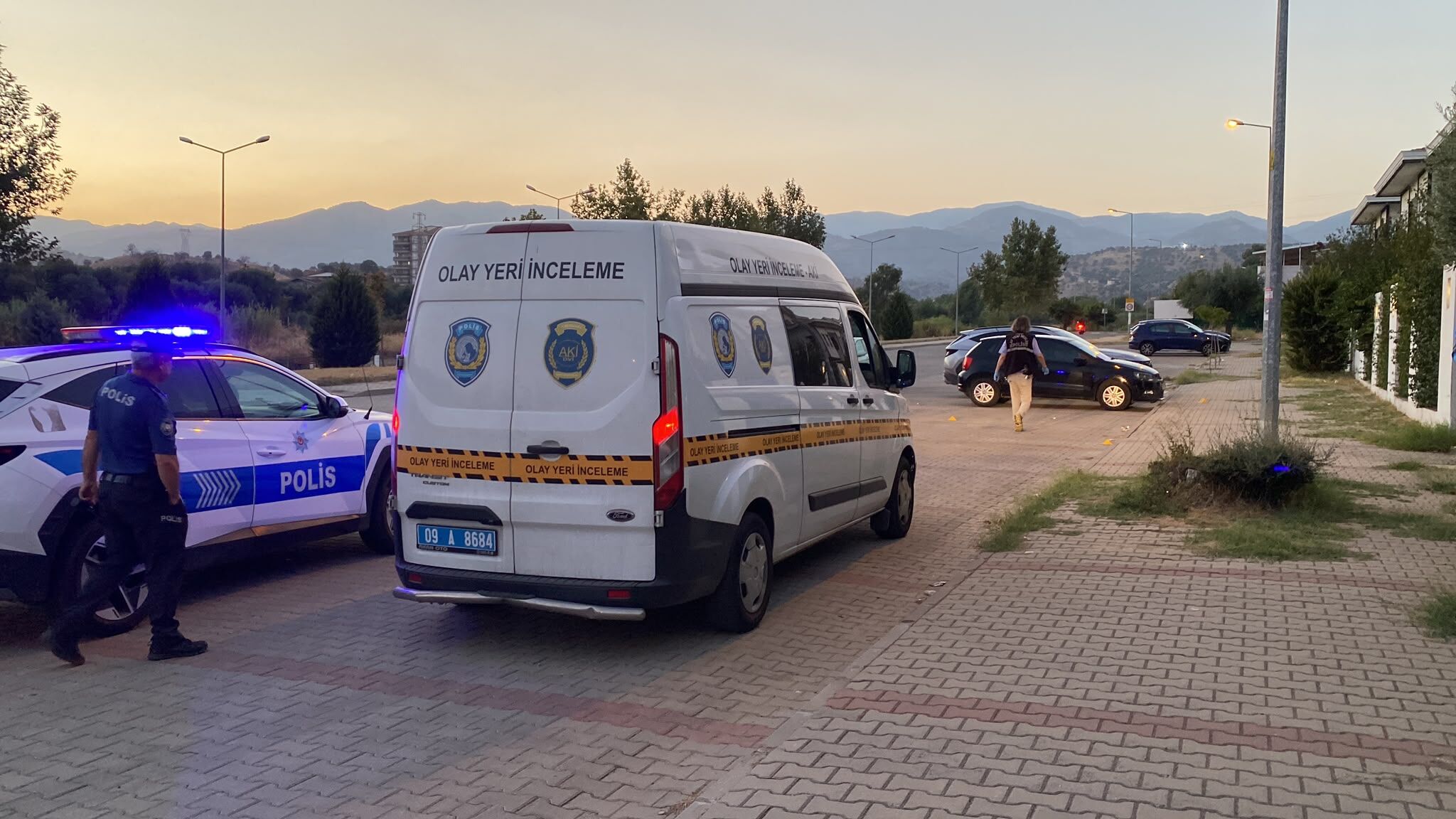 Nazilli'de Silahlı Saldırı: İş İnsanı ve 15 Yaşındaki Oğlu Bacaklarından Vuruldu