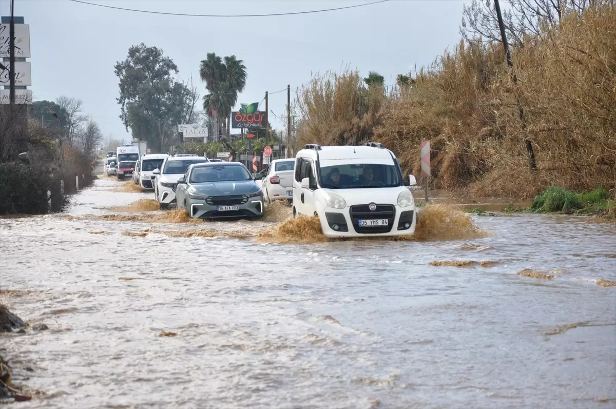 Ödemiş'te Sağanak Yağış Yol ve Fidanlıkları Vurdu