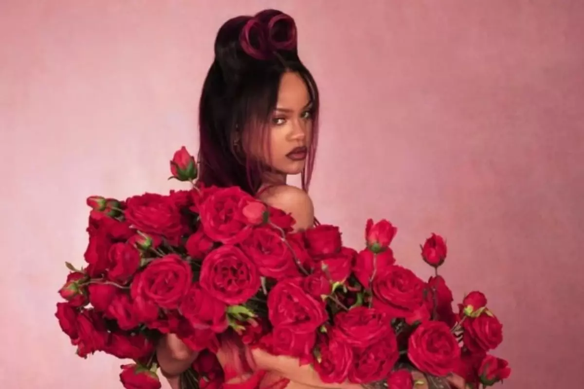 Rihanna, Sevgililer Günü'ne özel iç çamaşırlarıyla poz verdi!