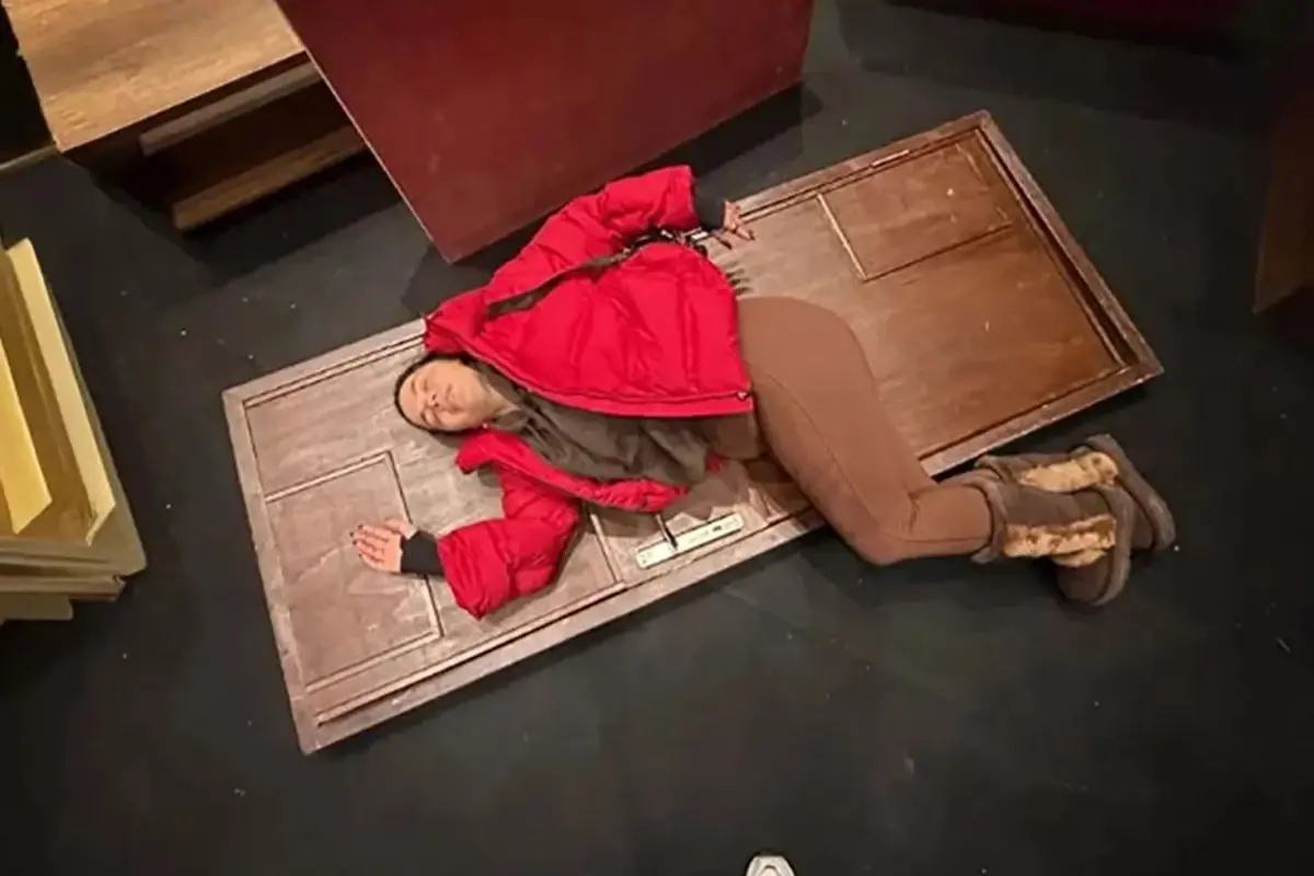 Sahnede korku dolu anlar! Aslı Bekiroğlu'nun kafasına kapı düştü