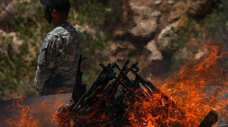 Son Dakika Haberleri Terörsüz Türkiye: PKK'lı terörist grubu silahlarını yaktı
