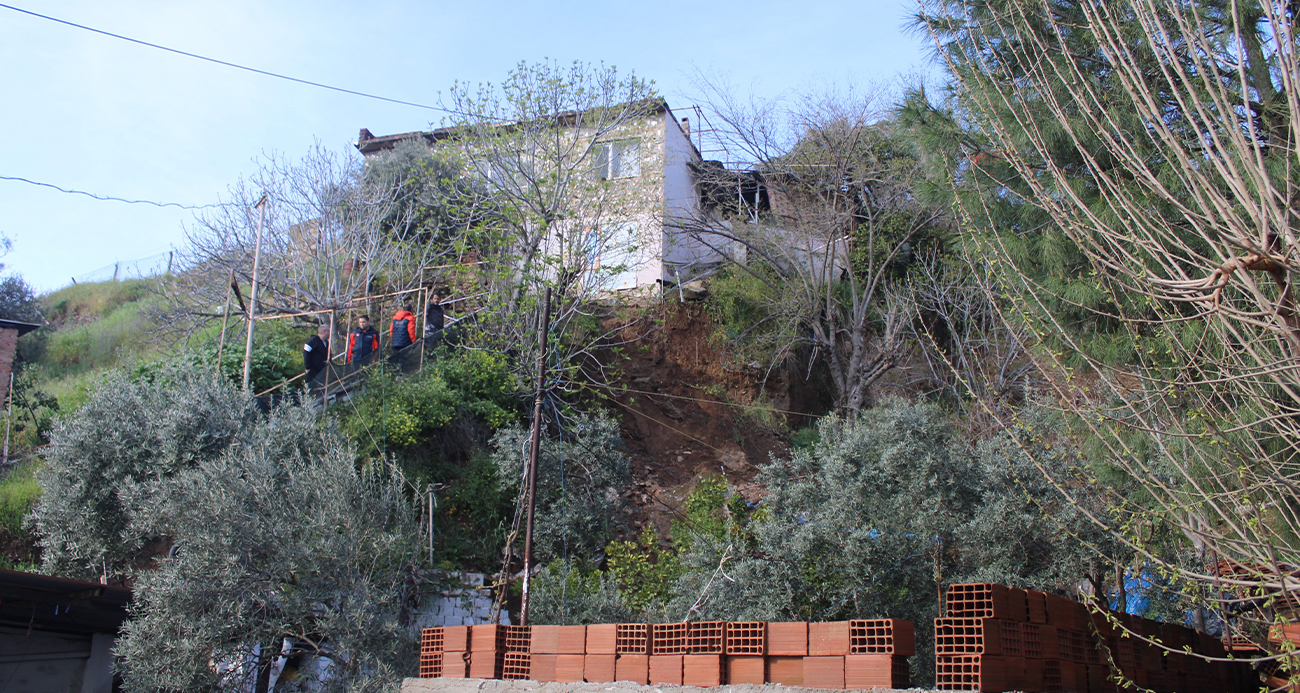 Toprak kayması sonucu evi yıkılan genç 10 dakikayla kurtuldu