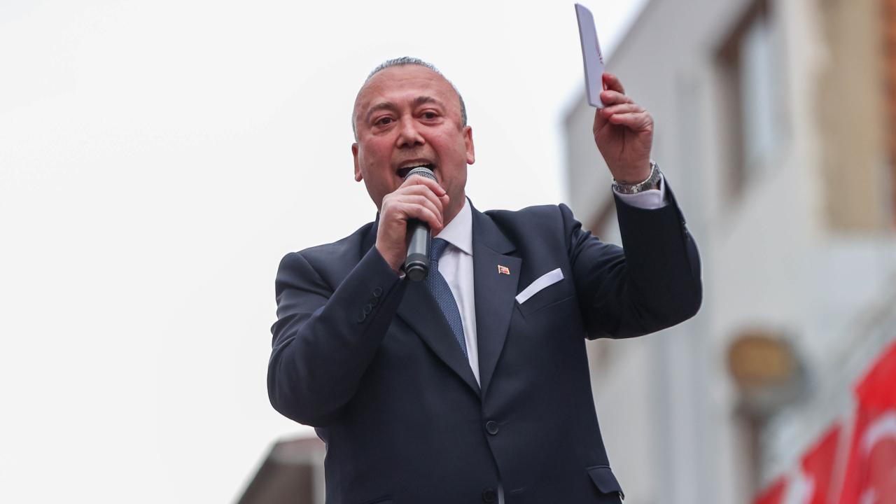 ​UŞAK’TA YOLSUZLUK OPERASYONU: BELEDİYE BAŞKANI TUTUKLANDI, DEVASA SERVETE EL KONULDU!